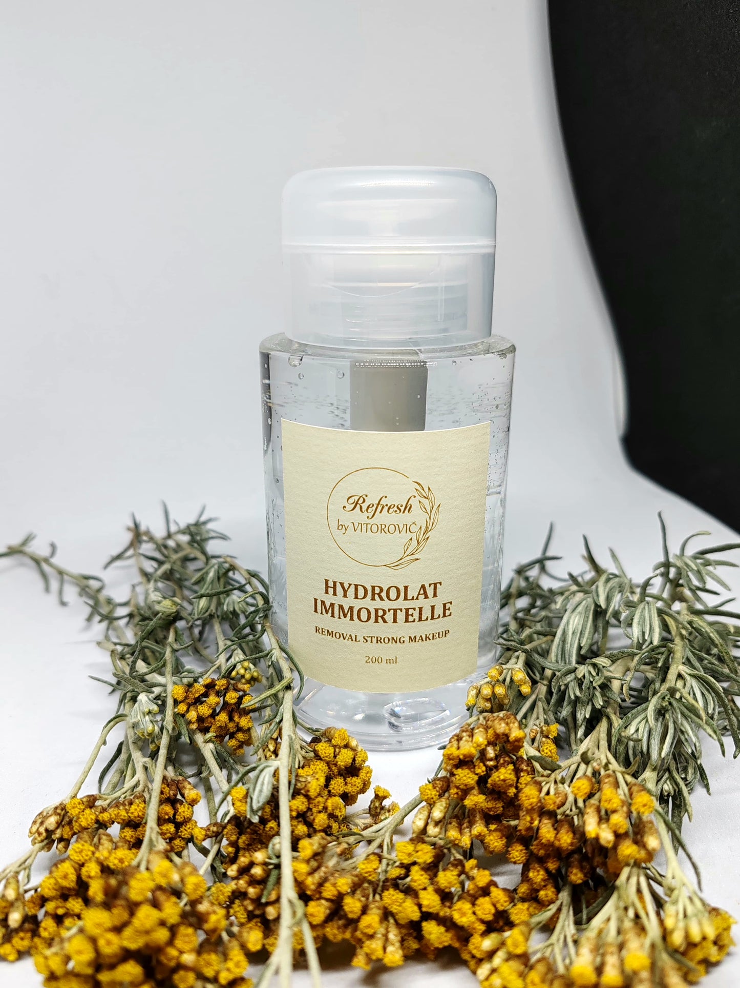 Proizvod za uklanjanje dugotrajne šminke od hidrolata smilja